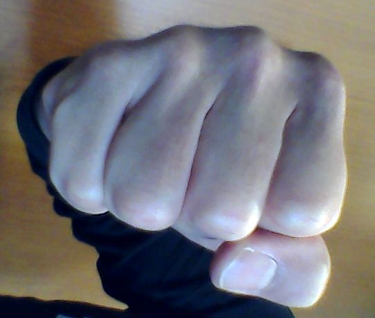 Mann schlägt Frau vor Diskothek in Erfurt