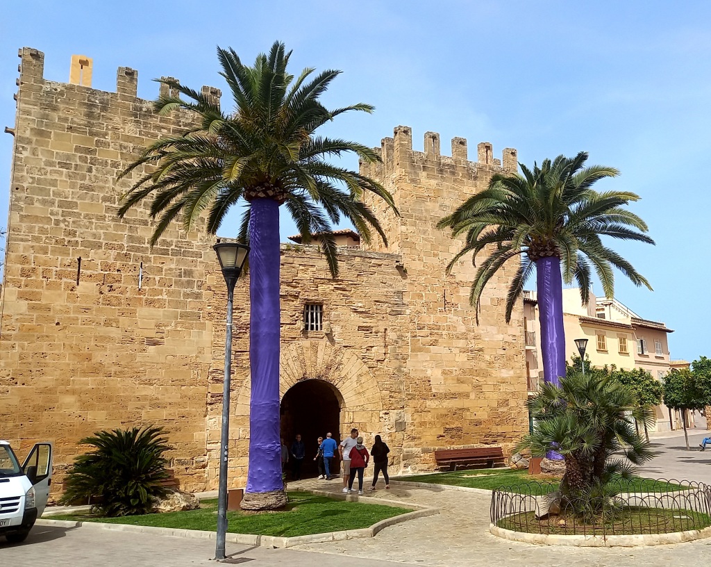 Mallorca, Erkundungen im März – auf den Mauern von Alcúdia