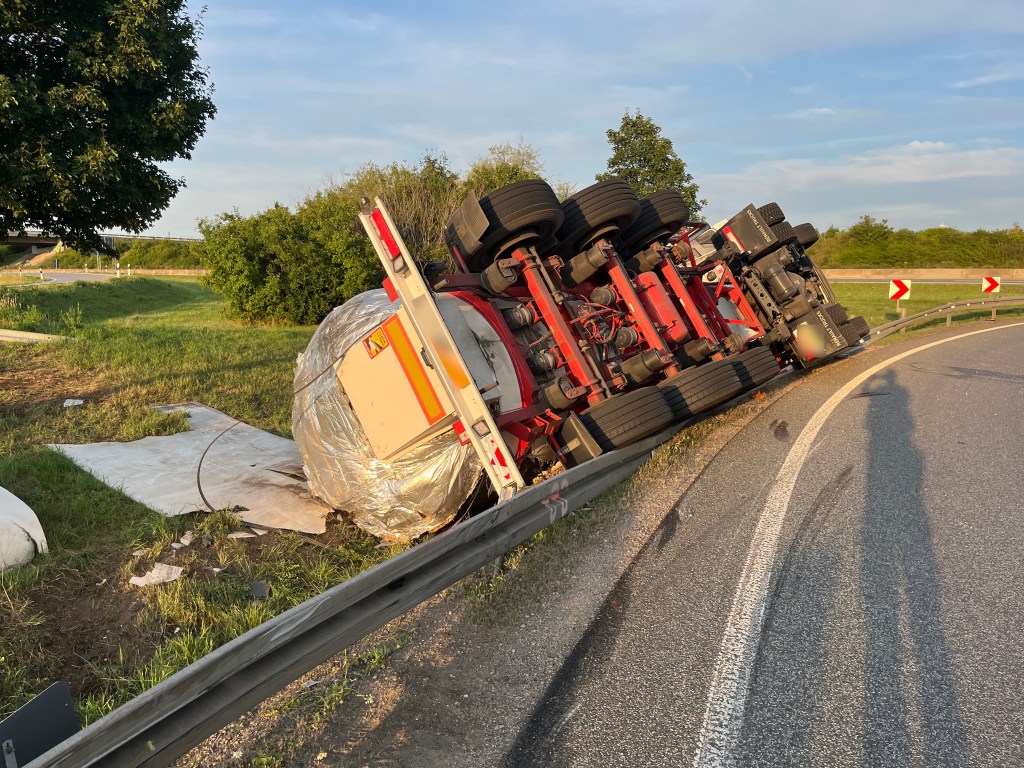 Bierlaster an Anschlussstelle Erfurt-Nord der A71&nbsp;umgekippt