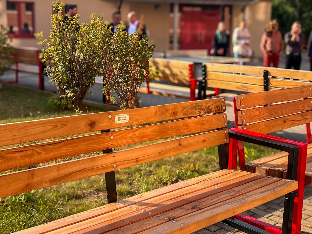 Ronneburger Regelschule mit neuer Bestuhlung auf dem&nbsp;Pausenhof