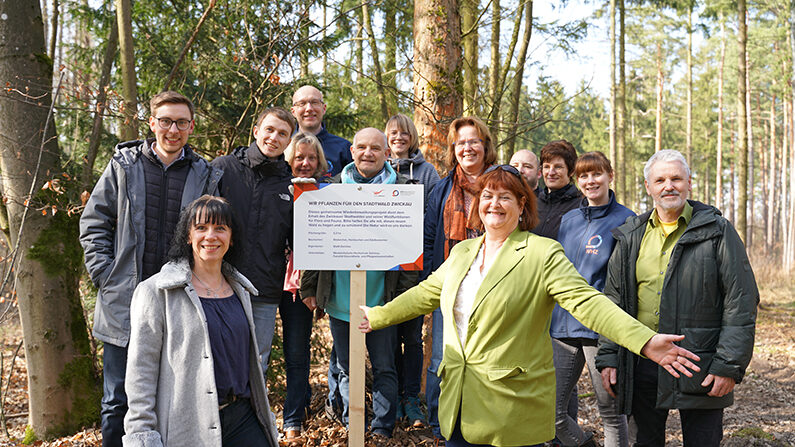 Hochschulmitarbeiter pflanzen Bäume im Zwickauer Stadtwald