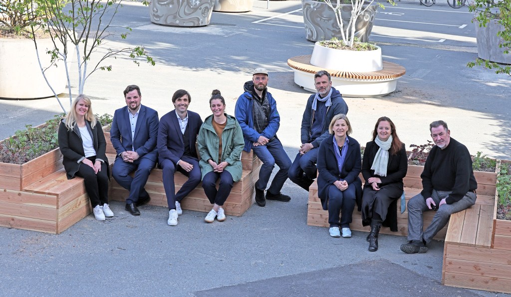 Neue Sitzmöbel mit Pflanzkübeln, Graffitikunst und frischem Grün in&nbsp;Jena