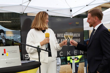 OB Constance Arndt und Ministerpräsident Michael Kretschmer: Oberbürgermeisterin Constance Arndt und Ministerpräsident Michael Kretschmer stoßen auf das Projekt an.