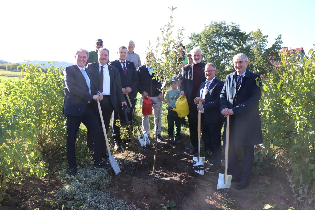 Baum Challenge: Landrat spendet einen Kasten Bier