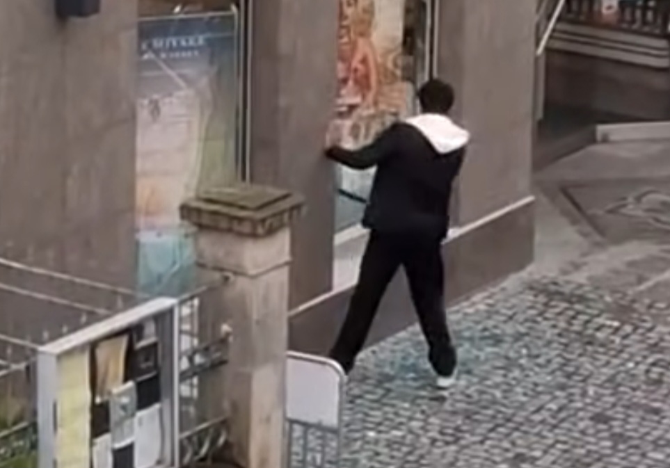 Ladendieb schlägt in Sonneberg Drogeriemarkt-Scheiben ein