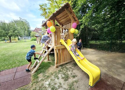 Der kleine Kletterturm mit Rutsche wurde über den Bürgerhaushalt finanziert