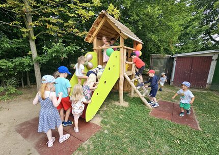 Kinder stürmen das freigegebene Spielgerät